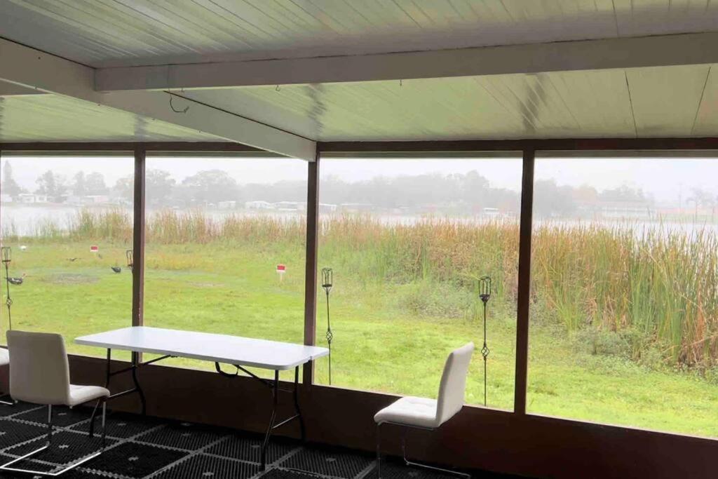 לייקלנד Lakeside Retreat - 3 Bedroom, 2 Bathroom House By The Lake מראה חיצוני תמונה